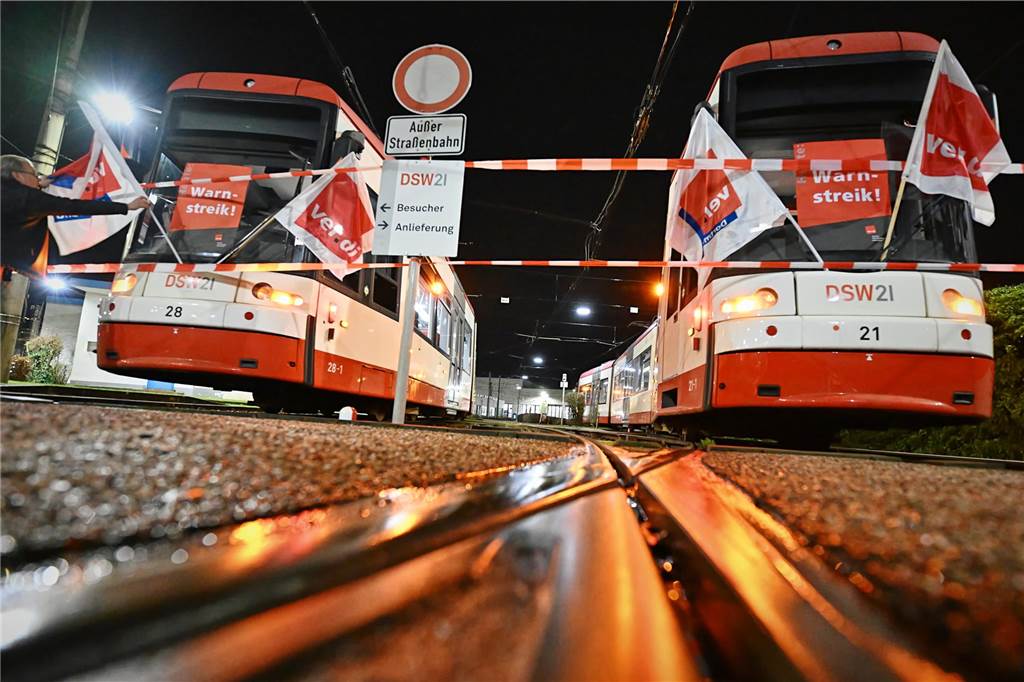 Warnstreik im öffentlichen Dienst: So teuer wären die Verdi-Forderungen für die Stadt Dortmund Bahnen mit Streik-Plakaten und Verdi-Fahnen im Depot von DSW21.