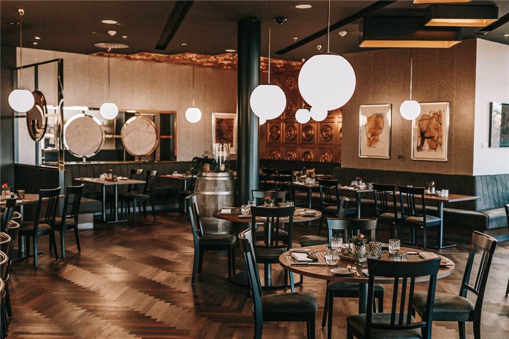Restaurant „Syght“ bewirtet Gäste auf der größten Terrasse im Ruhrtal Stilvoll mit grünem Samt und goldenem Dekor begrüßt das Syght die Gäste.