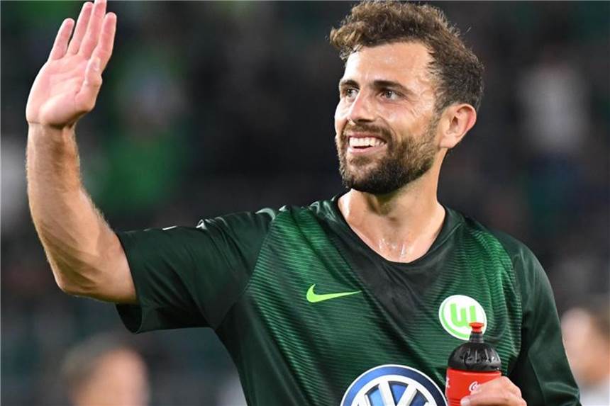 Stilvoll in die neue Saison - Wolfsburg ist Trikotmeister Stilvoll: Wolfsburgs Admir Mehmedi im neuen VfL-Trikot. Foto: Peter Steffen