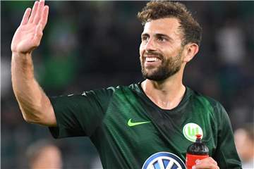 Stilvoll: Wolfsburgs Admir Mehmedi im neuen VfL-Trikot. Foto: Peter Steffen