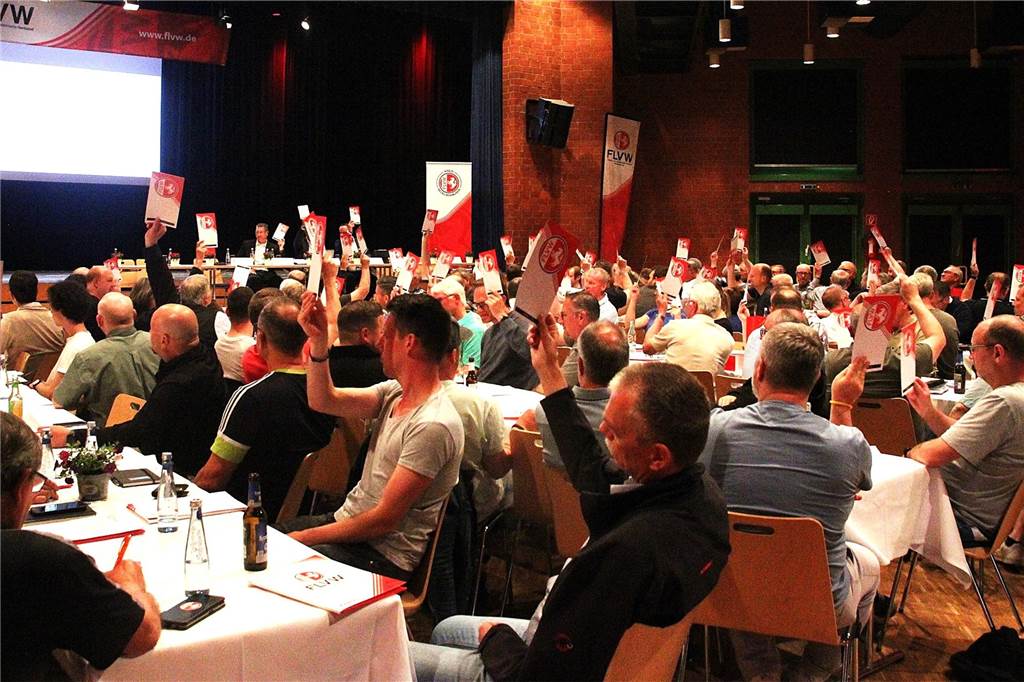 Lob von Matthey, Vertrauen von der Basis: Kreis-Vorstand wiedergewählt - zwei neue Sportrichter Stimmkarten in die Luft: Die Delegierten des Kreistags bestätigen den Vorstand für eine weitere Amtszeit - ohne große Diskussion.