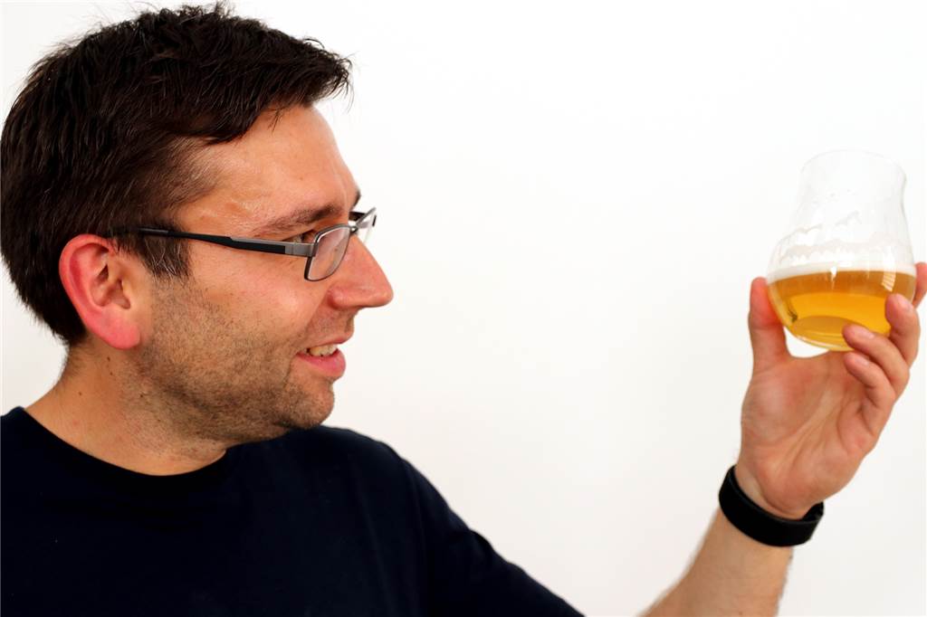 Dortmunder Bier-Experten geben Tipps: Finger weg von grünem Flaschenbier! Stimmt die Farbe? Ist die Schaumstabilität korrekt? Ferdinand Laudage überprüft ein Bier auch mit den Augen.
