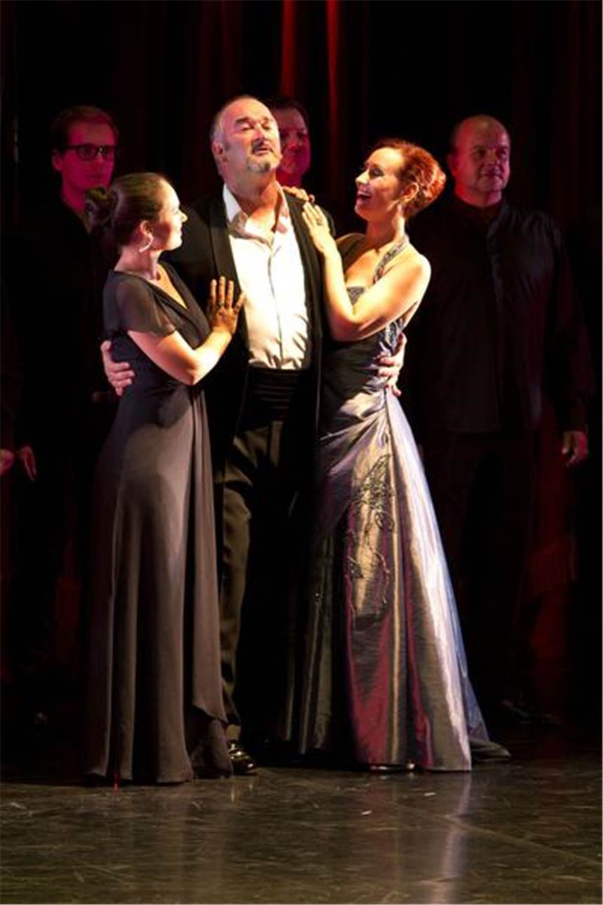 In Münster ist die Spielzeit 2014/15 erwacht Stimmten auf die neue Musiktheater-Saison ein (v.l.): Eva Bauchmüller, Gregor Dalal und Lisa Wedekind.