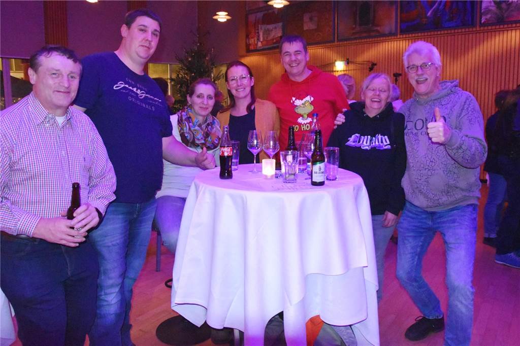 Feiernde Menschen