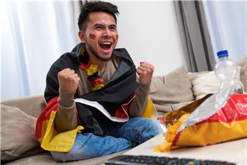 Stimmung gut, Versorgungslage gut und - mit den richtigen Bildeinstellungen - auch gutes Fernsehbild. Dann kann die WM ja losgehen. Foto: Christin Klose