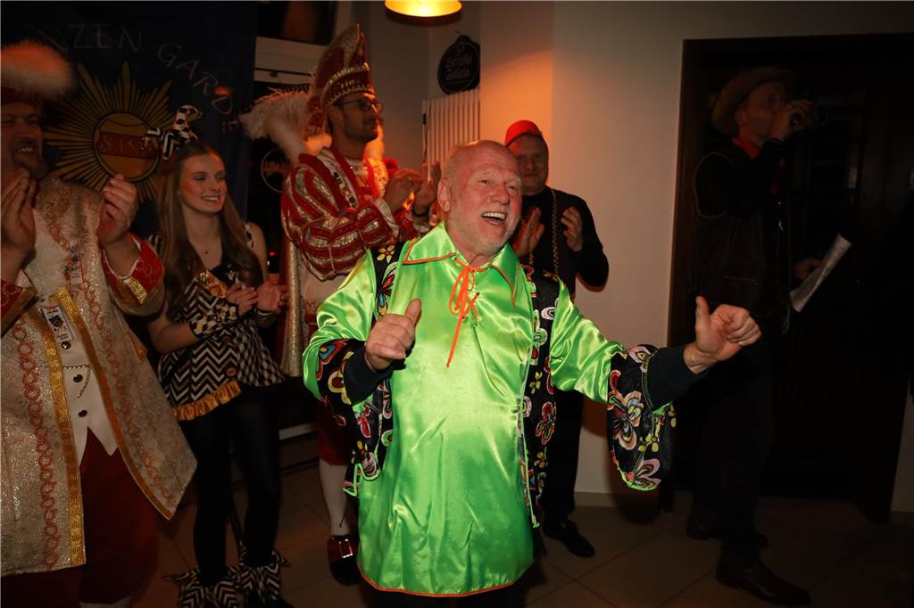 Besucher feiern beim Gardeabend in Olfen.