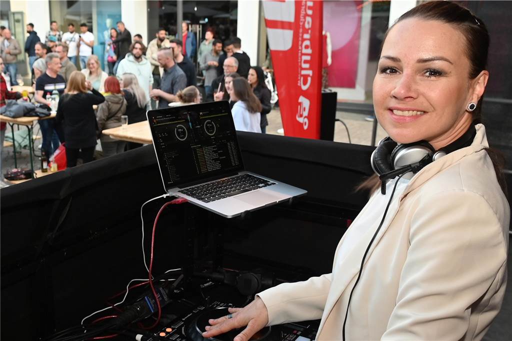 Stimmungsvoll ging es beim ersten Altstadtfest-Abend auf dem Marktplatz zu. Viele Dorstener feierten zu DJ-Musik bis zum späten Abend.