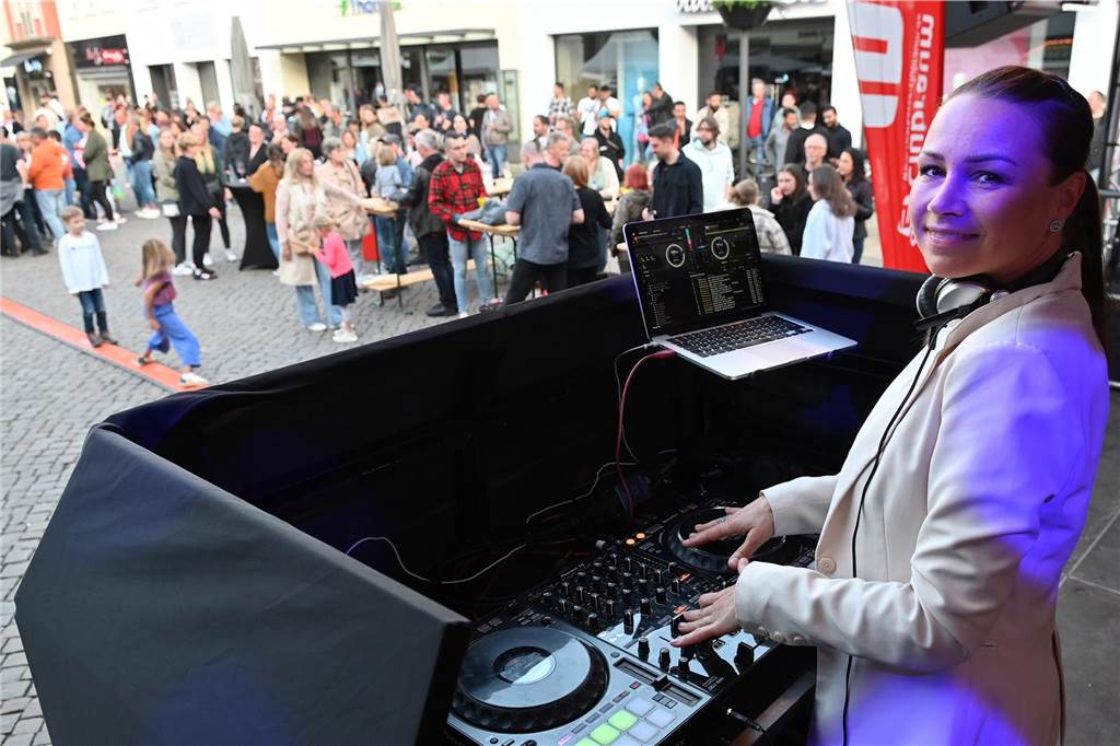 Stimmungsvoll ging es beim ersten Altstadtfest-Abend auf dem Marktplatz zu. Viele Dorstener feierten zu DJ-Musik bis zum späten Abend.