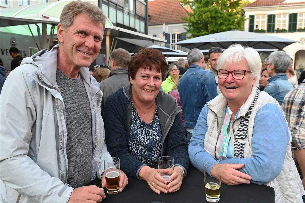 Stimmungsvoll ging es beim ersten Altstadtfest-Abend auf dem Marktplatz zu. Viele Dorstener feierten zu DJ-Musik bis zum späten Abend.