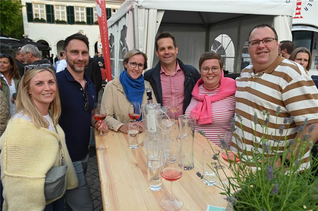 Stimmungsvoll ging es beim ersten Altstadtfest-Abend auf dem Marktplatz zu. Viele Dorstener feierten zu DJ-Musik bis zum späten Abend.