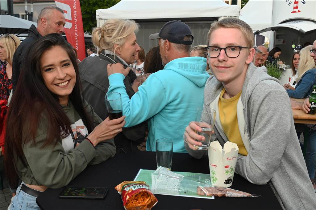 Stimmungsvoll ging es beim ersten Altstadtfest-Abend auf dem Marktplatz zu. Viele Dorstener feierten zu DJ-Musik bis zum späten Abend.