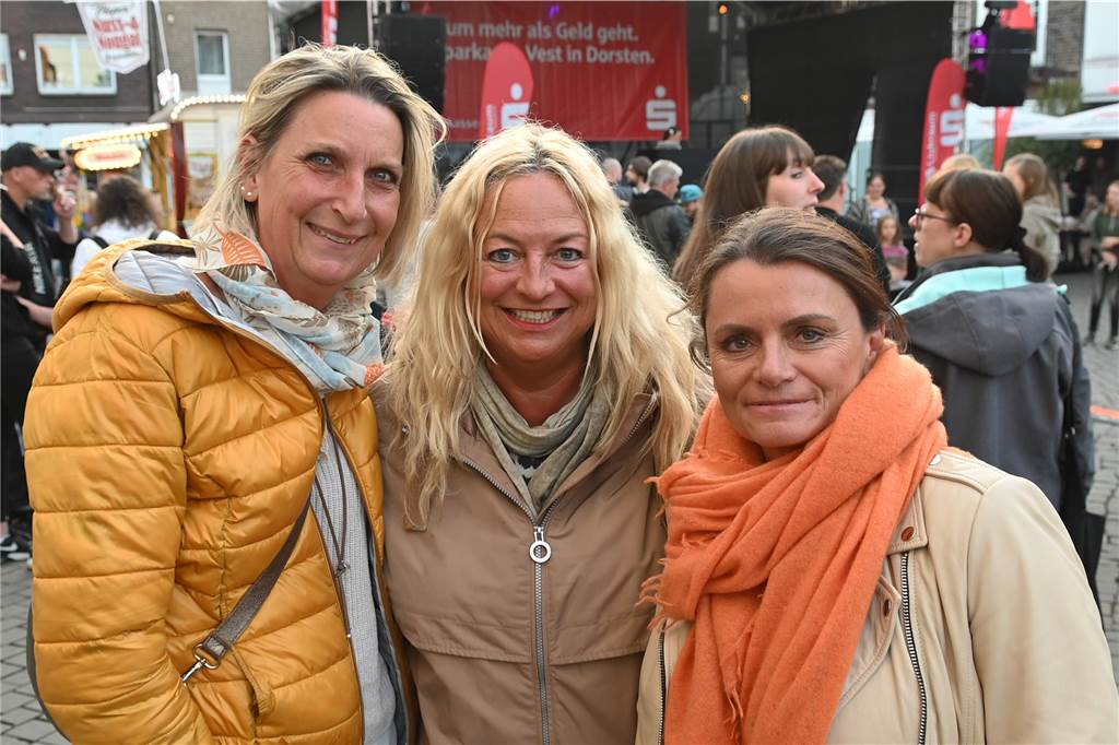 Stimmungsvoll ging es beim ersten Altstadtfest-Abend auf dem Marktplatz zu. Viele Dorstener feierten zu DJ-Musik bis zum späten Abend.
