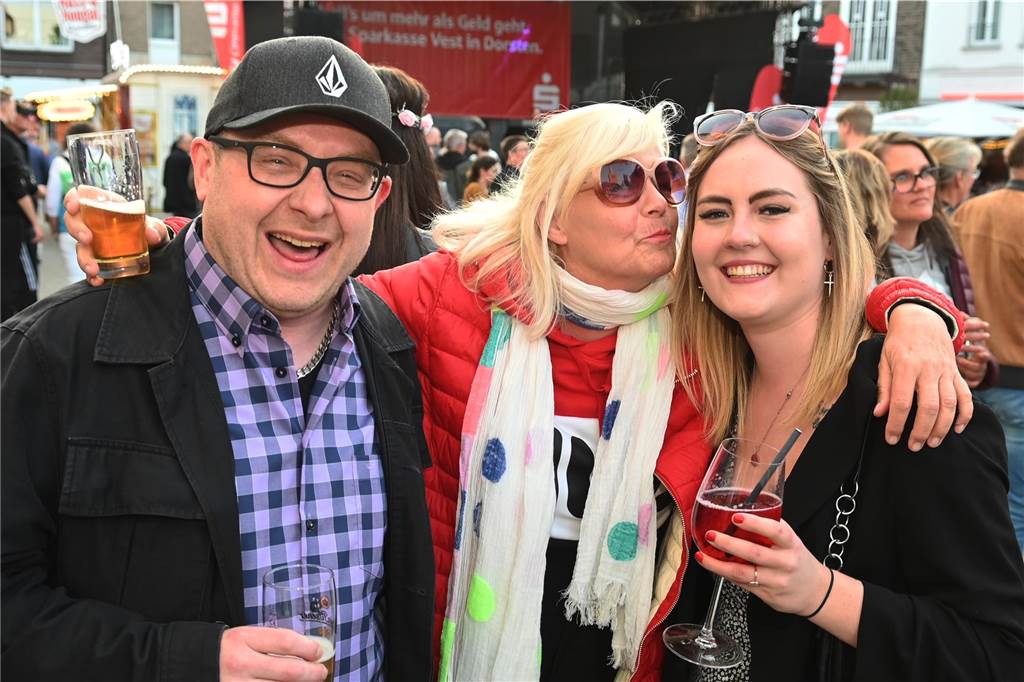 Stimmungsvoll ging es beim ersten Altstadtfest-Abend auf dem Marktplatz zu. Viele Dorstener feierten zu DJ-Musik bis zum späten Abend.