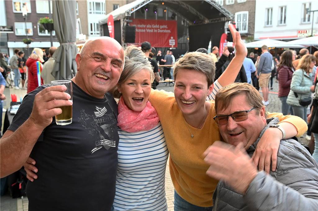 Stimmungsvoll ging es beim ersten Altstadtfest-Abend auf dem Marktplatz zu. Viele Dorstener feierten zu DJ-Musik bis zum späten Abend.