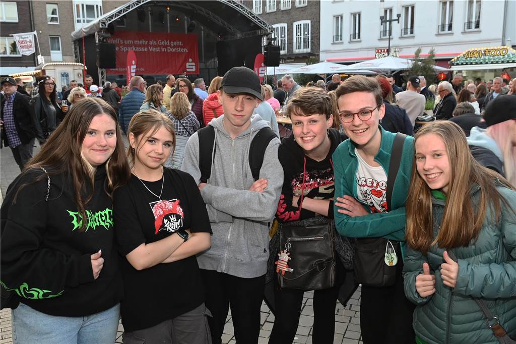 Stimmungsvoll ging es beim ersten Altstadtfest-Abend auf dem Marktplatz zu. Viele Dorstener feierten zu DJ-Musik bis zum späten Abend.