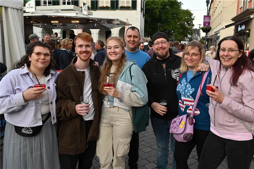 Stimmungsvoll ging es beim ersten Altstadtfest-Abend auf dem Marktplatz zu. Viele Dorstener feierten zu DJ-Musik bis zum späten Abend.