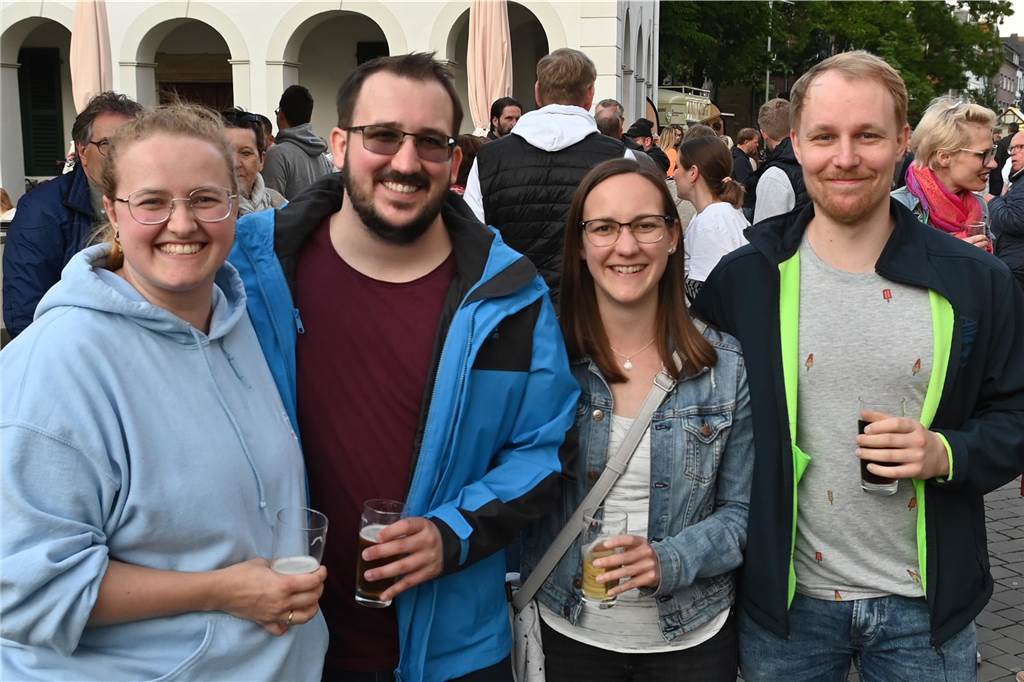 Stimmungsvoll ging es beim ersten Altstadtfest-Abend auf dem Marktplatz zu. Viele Dorstener feierten zu DJ-Musik bis zum späten Abend.