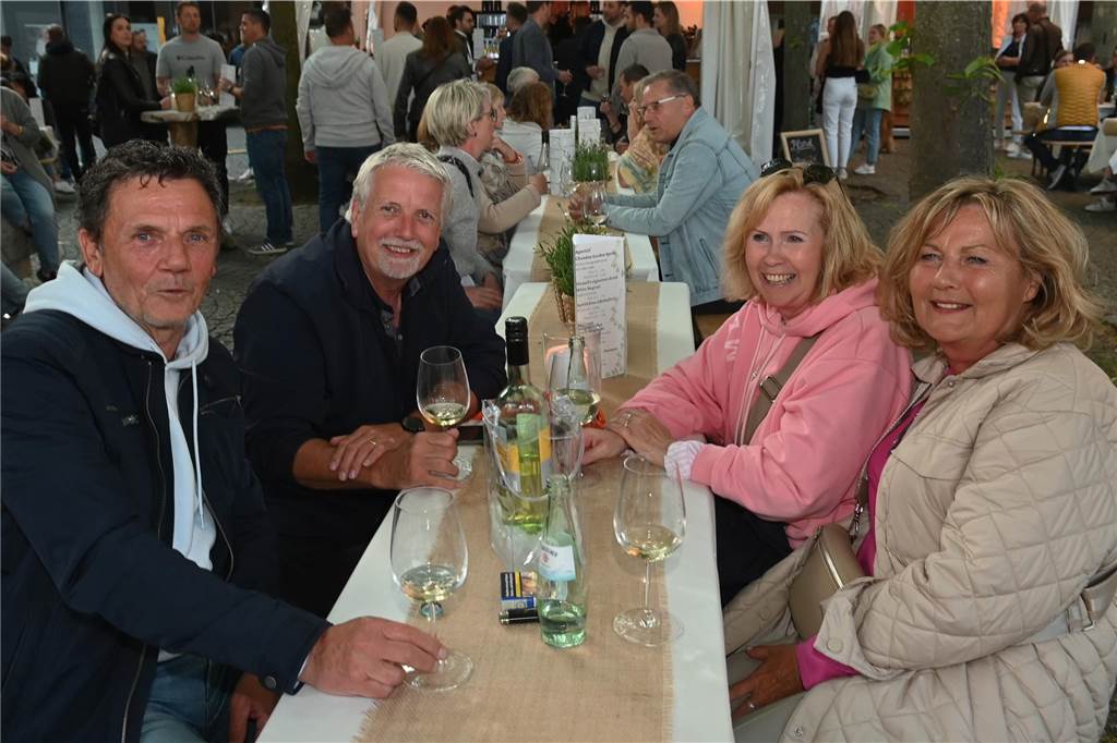 Stimmungsvoll ging es beim ersten Altstadtfest-Abend auf dem Marktplatz zu. Viele Dorstener feierten zu DJ-Musik bis zum späten Abend.
