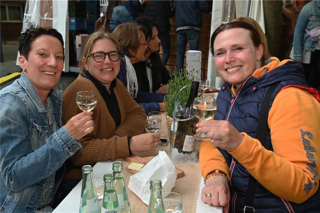 Stimmungsvoll ging es beim ersten Altstadtfest-Abend auf dem Marktplatz zu. Viele Dorstener feierten zu DJ-Musik bis zum späten Abend.