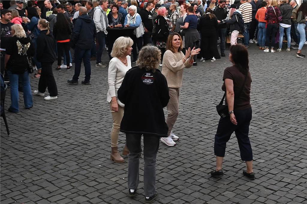 Stimmungsvoll ging es beim ersten Altstadtfest-Abend auf dem Marktplatz zu. Viele Dorstener feierten zu DJ-Musik bis zum späten Abend.