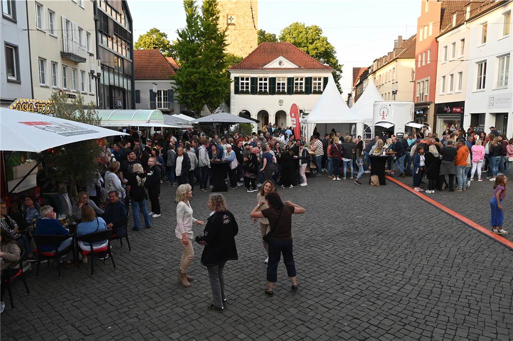 Stimmungsvoll ging es beim ersten Altstadtfest-Abend auf dem Marktplatz zu. Viele Dorstener feierten zu DJ-Musik bis zum späten Abend.