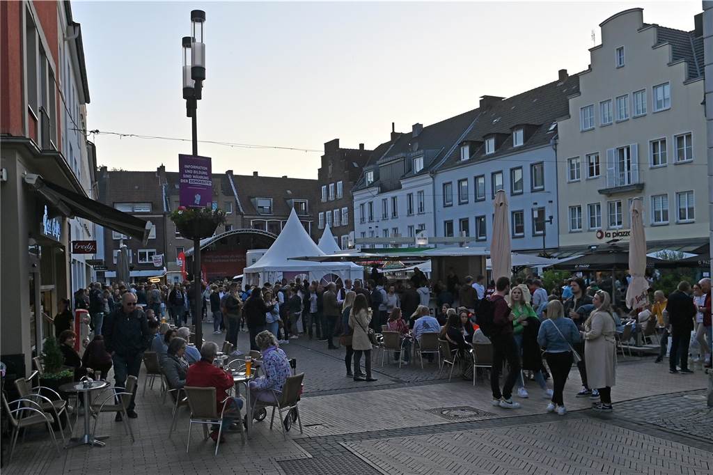 Stimmungsvoll ging es beim ersten Altstadtfest-Abend auf dem Marktplatz zu. Viele Dorstener feierten zu DJ-Musik bis zum späten Abend.
