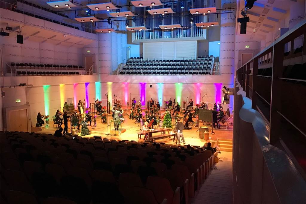 Musik im Konzerthaus trotz Corona-Lockdown: „Auf der Bühne ist es wie immer“ Stimmungsvolle Bühne, leere Zuschauerränge: Die Dortmunder Philharmoniker bei den Aufnahmen zu „Das kalte Herz“.