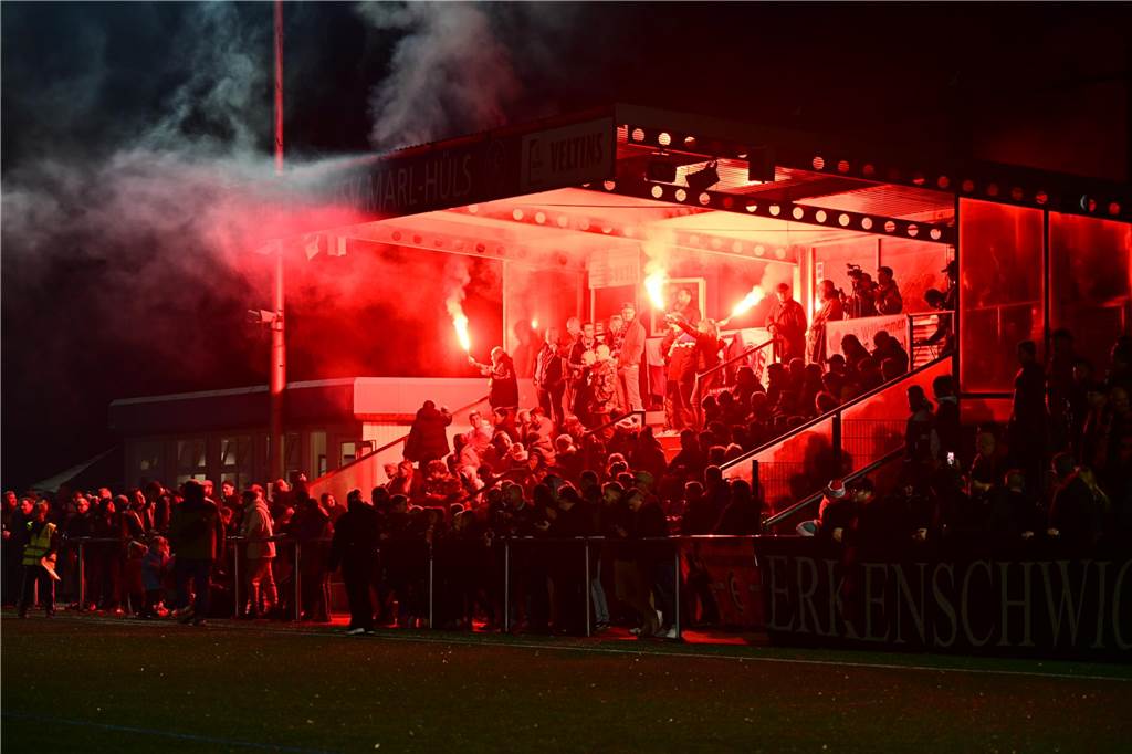 „Rücken“ und Gewaltschuss: So lief das Kreispokal-Achtelfinale TSV Marl-Hüls - Spvgg. Erkenschwick Stimmungsvoller Auftakt am Loekamp; die "Bengalos" auf der Tribüne dürften allerdings ein Ordnungsgeld nach sich ziehen.