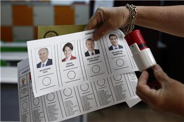 Stimmzettel mit den Kandidaten für die Präsidentenwahl. Foto: Burhan Ozbilici/AP