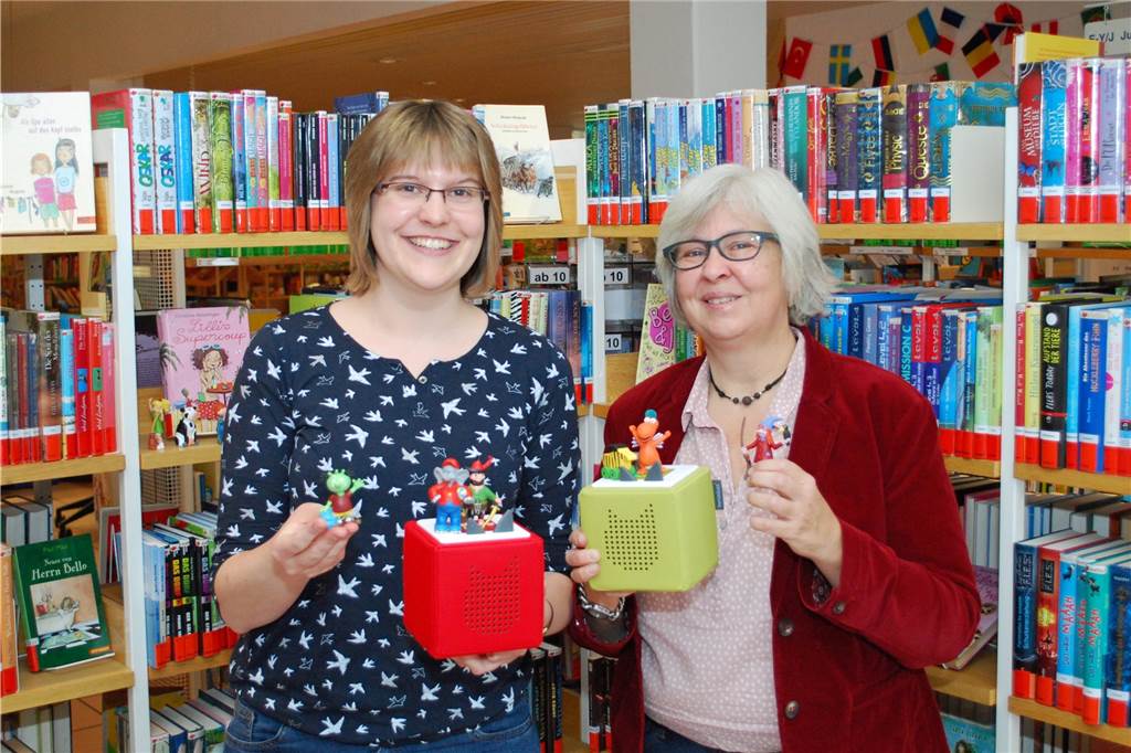 Eine kostenlose Stadtbücherei für alle - geht das überhaupt? Stina Brockhagen (l.) und Büchereileiterin Beate Convent mit dem neuesten Angebot - den „Tonies“-Hörspielen.