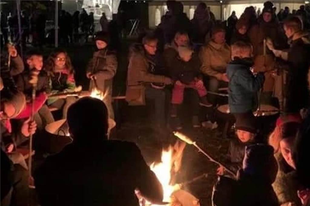 Stockbrotbacken am Feuer