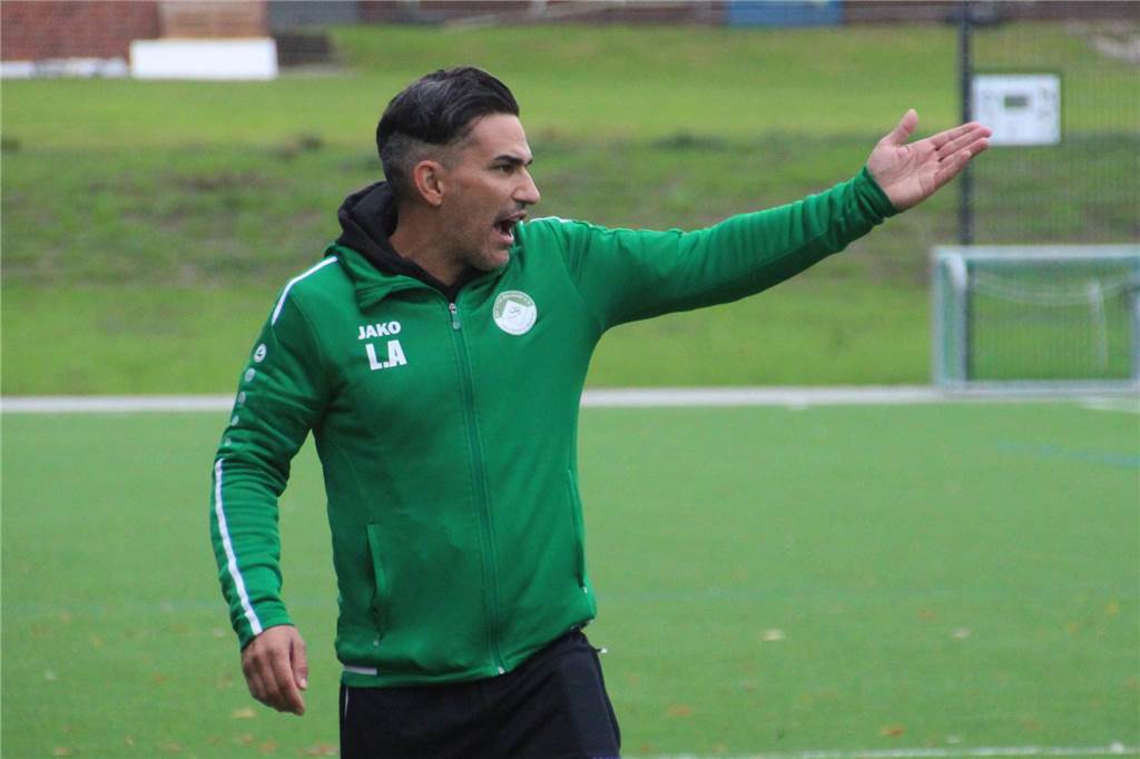 Nach Vorbereitung voller Probleme: Ambitionierte Ziele beim SV Stockum Stockum-Coach Leonardo Amoresano teilte nach den Testpielpleiten, seinem Team seine Unzufriedenheit mit.