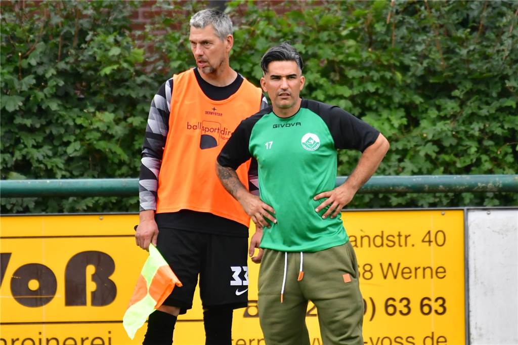Leonardo Amoresano schaut grimmig auf den Platz.