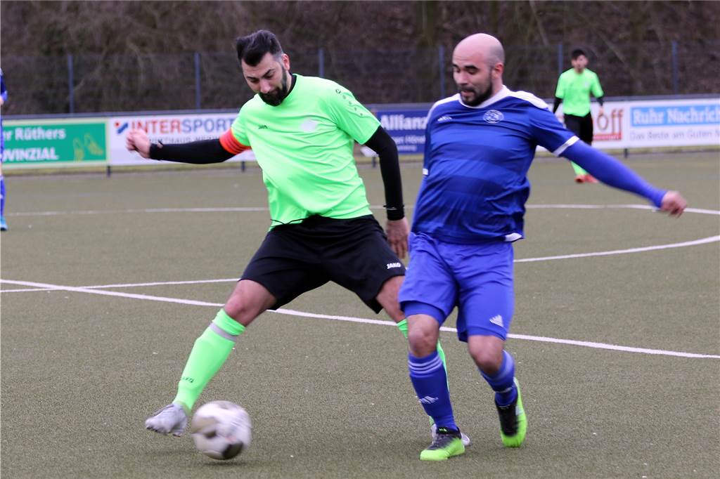 Zwei Felder, drei Vereine, zwei Sportarten: So sehen die Klubs die Kunstrasen-Lösung im Dahl Stockums Kapitän Ismail Cördük (l.) hat mit Kunstrasen in der Vergangenheit schlechte Erfahrungen gemacht - sieht aber auch die Vorteile des Belags.