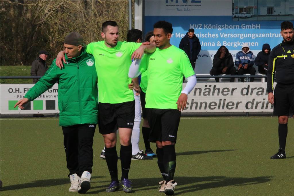 Miles Gottschlich gibt den SV Stockum nicht auf: „Rein rechnerisch ist alles noch machbar“ Stockums Robin Schimmig, hier in der Mitte, wurde im letzten Spiel gegen VFL Kamen verletzt vom Platz gestützt.