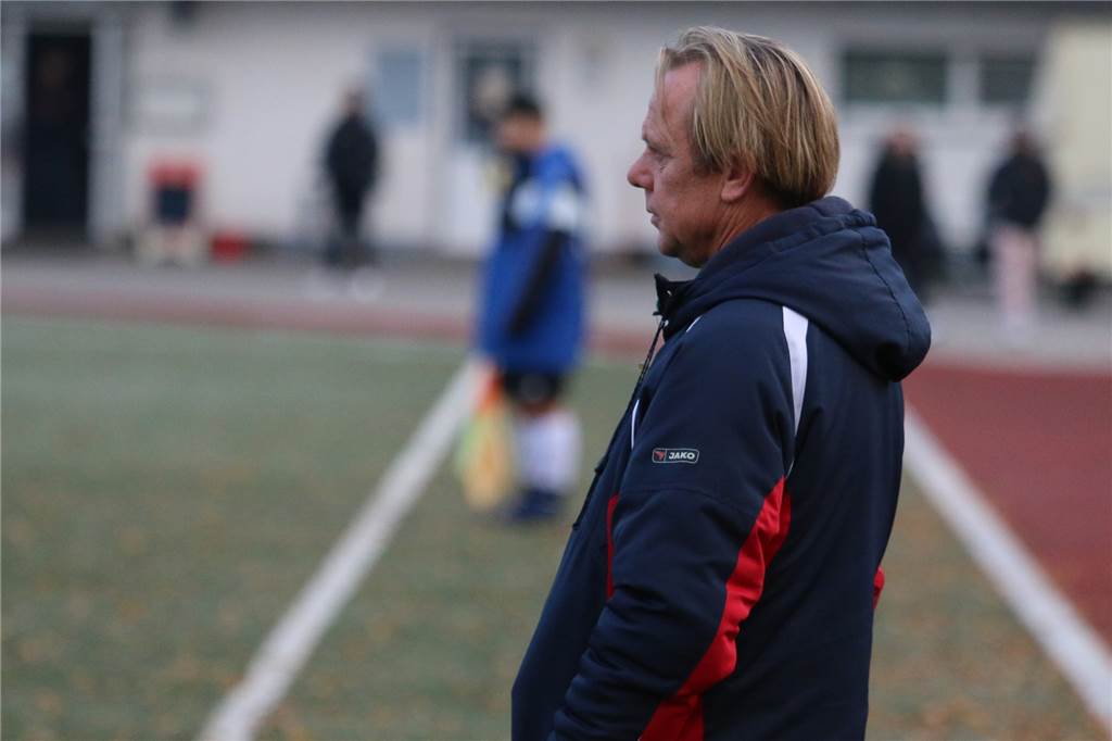 Kampf und Krampf im Keller-Knaller: VfK Weddinghofen besiegt den SV Stockum Stockums Sportlicher Leiter Oliver Gutsche musste am Sonntag mit ansehen, wie sein Team mit 1:3 das Keller-Duell in Weddinghofen verlor.