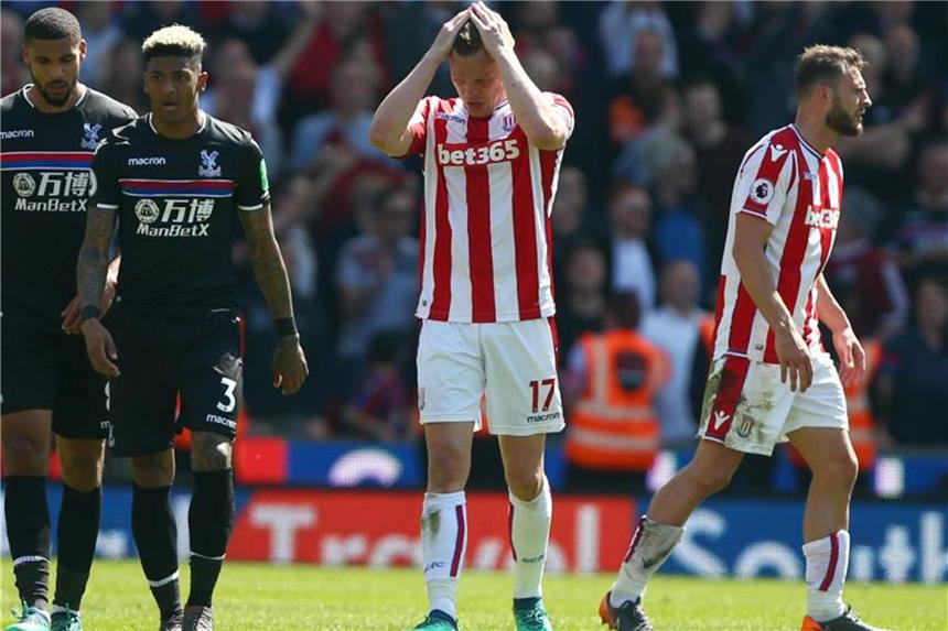 Stoke City steigt aus der Premier League ab Stokes Ryan Shawcross (M) ärgert sich über das Tor zum 1:2 durch Crystals Patrick van Aanholt (2.v.l). Foto: Dave Thompson/PA Wire