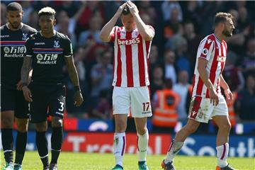 Stokes Ryan Shawcross (M) ärgert sich über das Tor zum 1:2 durch Crystals Patrick van Aanholt (2.v.l). Foto: Dave Thompson/PA Wire