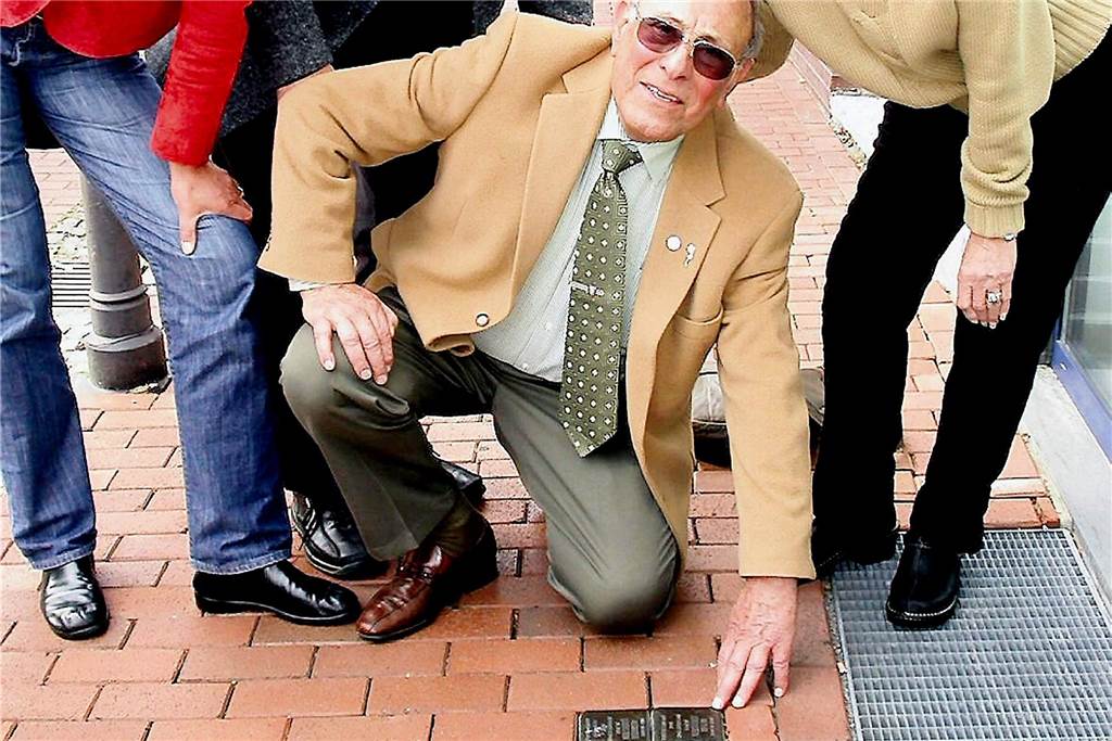 Heftiger Streit: So verschwand das Elternhaus von Alexander Lebenstein Alexander Lebenstein am Stolperstein.