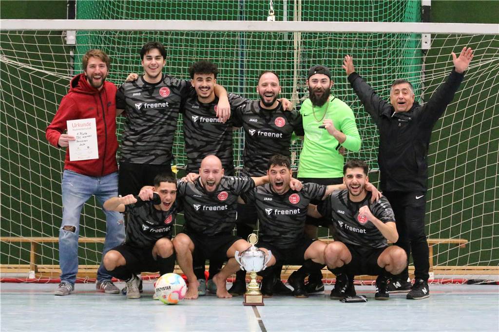 TSC Kamen gelingt der ganz große Coup: „Haben souverän gewonnen“ Stolz auf den Titel: Der TSC Kamen ist Kamener Fußball-Stadtmeister.