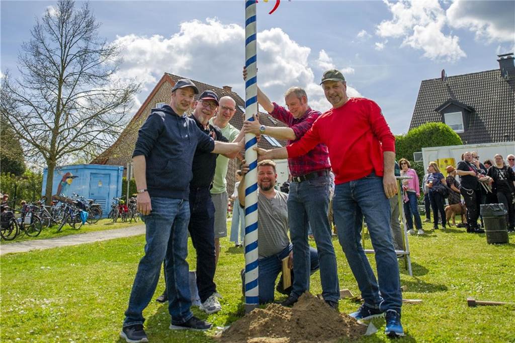 Maibaum der Schützengemeinschaft Haltern-West steht Stolz auf ihren Maibaum: Die Schützengemeinschaft Haltern-West.