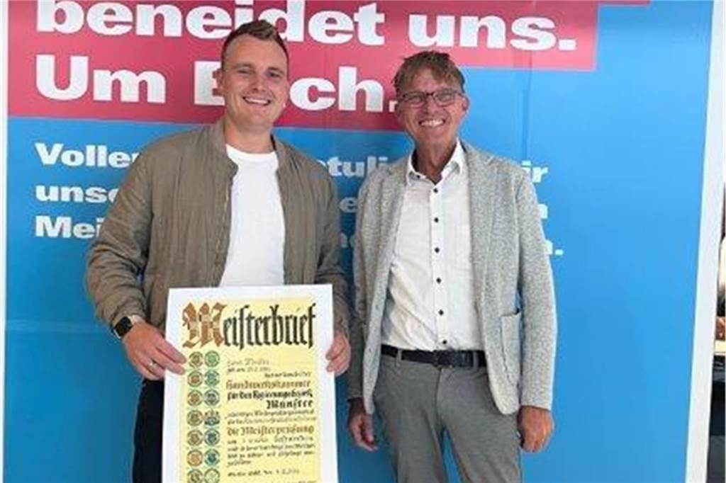 John Mulder wird bester Meister unter den Fahrzeugbaumechanikern Stolz begleitete Vater Günther Mulder seinen Sohn zur Meisterfeier der HWK.
