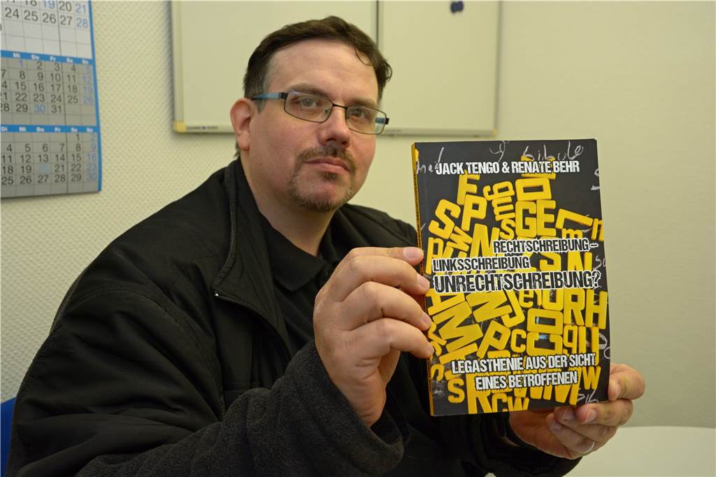 „Manchmal tanzen Buchstaben durcheinander“: Legastheniker Mathias (38) bringt Buch heraus Stolz hält Mathias Tengowski sein 113-seitiges Buch in den Händen.