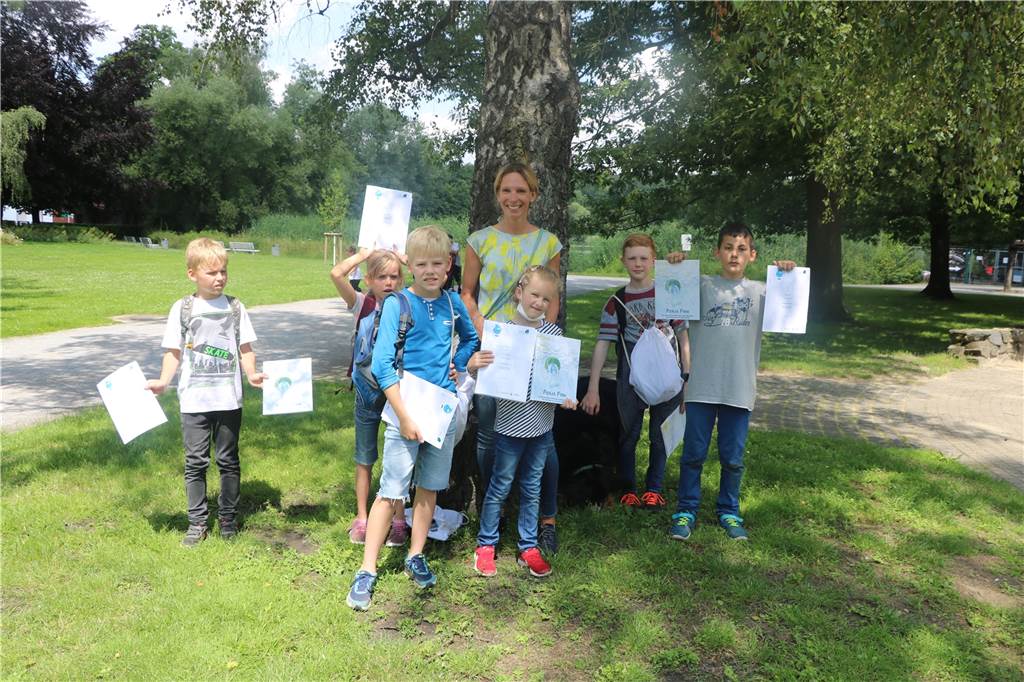 Entdeckertour: Kinder helfen Rosalie bei der Suche nach ihrer Familie Stolz halten die Kinder des Offenen Ganztags der Kardinal-von-Galen-Schule in Werne-Stockum ihre Entdecker-Urkunden in den Händen.