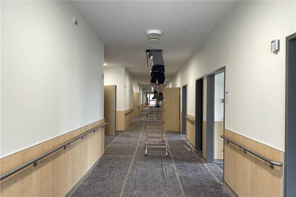 Exklusiv: Pflegedienstdirektor führt durch Dortmunder Krankenhaus-Neubau Stolz ist Axel Westermann auch auf die breiten Flure. So soll den Patienten das unangenehme Gefühl der Krankenhaus-Enge genommen werden.