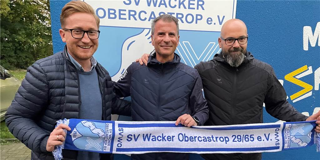 Toni Molina leitet erste Einheit bei Wacker: „Ich will nicht den großen Zampano spielen“ Wacker-Vorsitzender Martin Janicki (l.), Trainer Toni Molina und der Sportliche Leiter Steffen Golob (r.)