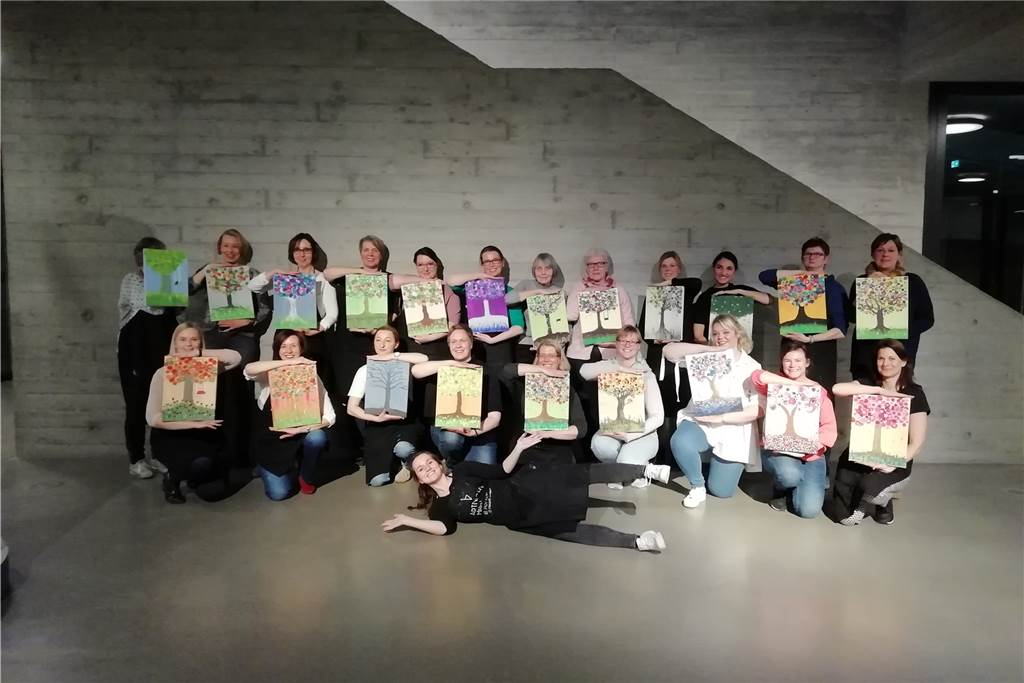 Art Night im Kult - Jede Frau kann eine Künstlerin sein Stolz präsentieren die Teilnehmerinnen aus über zwei Stunden Arbeit. Unten davor liegt Künstlerin Miriam Schulemann, die die Gruppe begleitet hat.