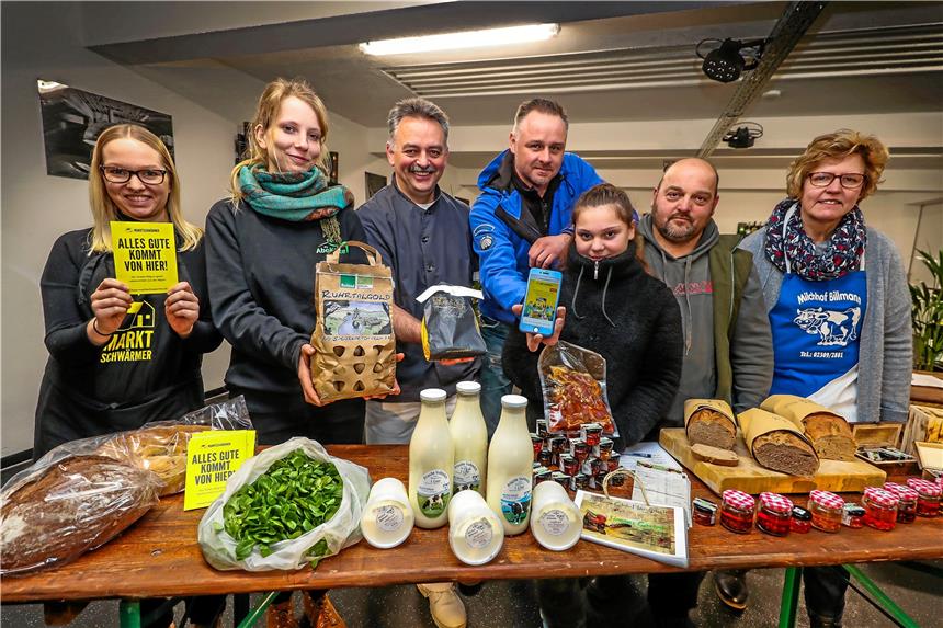 Online-Shop lockt mit Lebensmitteln aus der Region Stolz präsentieren Julia Welkoborsky und einige Anbieter die Waren für die Marktschwärmer im Kreuzviertel. Damit sind sie die ersten im Ruhrgebiet und wollen, dass sich das Konzept auch in weiteren Städten durchsetzt.