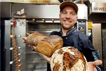 Man riecht sie förmlich duften. Stolz präsentiert Bäckermeister Sascha Ruhnke einige seiner mit „sehr gut" ausgezeichneten Brote (von vorn): Siegerländer, Feines Dinkelbrot und Becker´s Spezial.