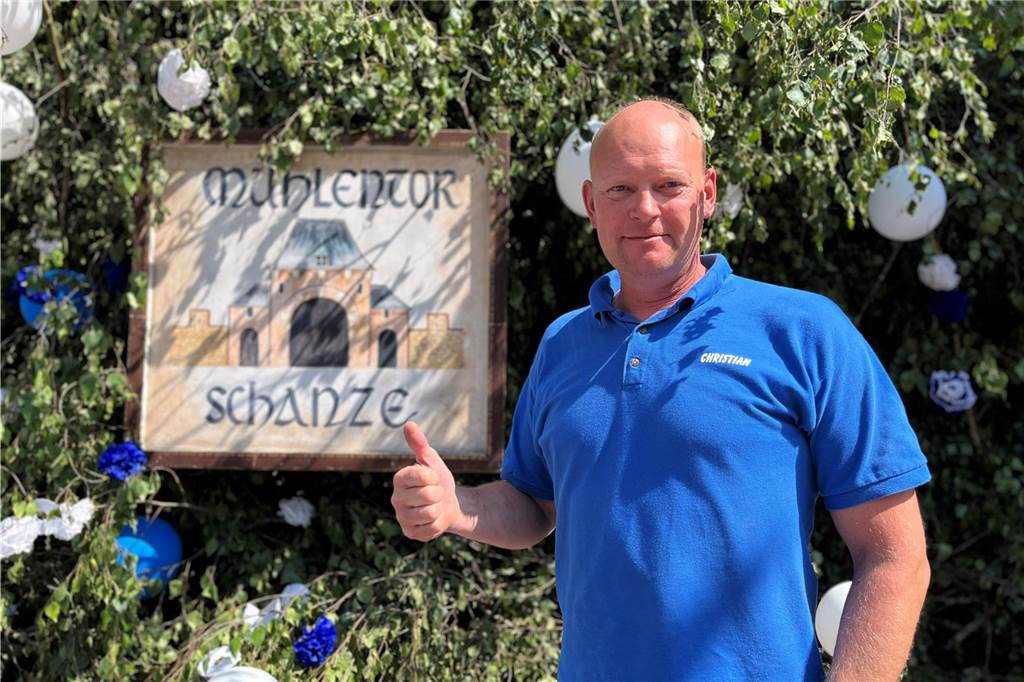 Sturm auf die Schanzen rundet Gilde-Schützenfest 2023 ab Stolz präsentiert Christian Klaus die Mühlentor Schanze.